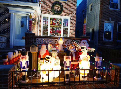 Christmas decorations in Brooklyn/USA- image by Leonard Zhukovsky /shutterstock.com